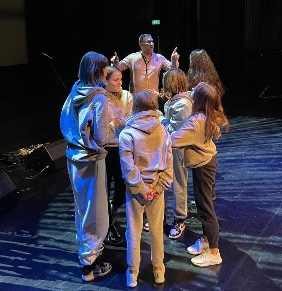 Iso Porovic instruerer dansere på Laterna Magica filmfest 2023 - Klikk for stort bilde