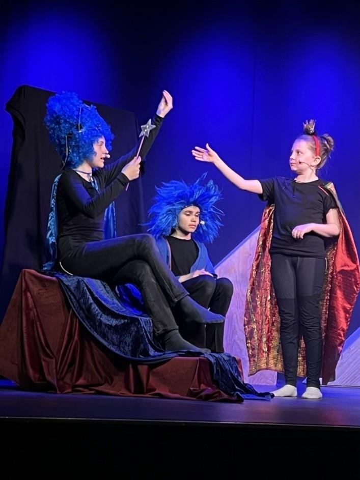 Elever på scenen i regi av Øksnes kulturskole - Klikk for stort bilde